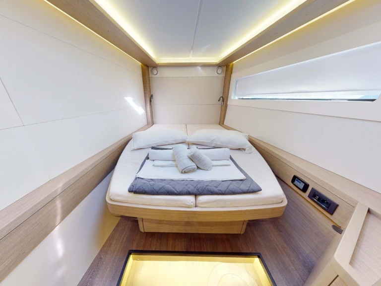 Rent a Lagoon Lagoon 46 Fly (6 cab.) Alimos