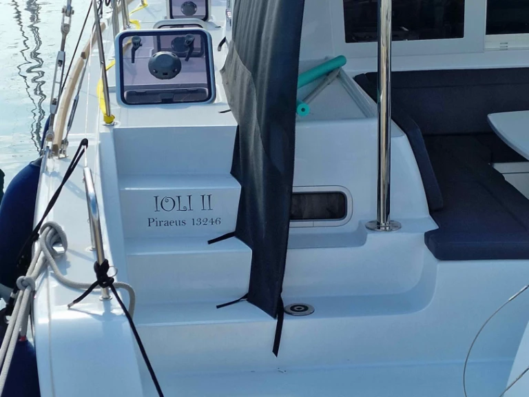 Boat rental Lagoon Lagoon 40/4 cab in Alimos on Samboat