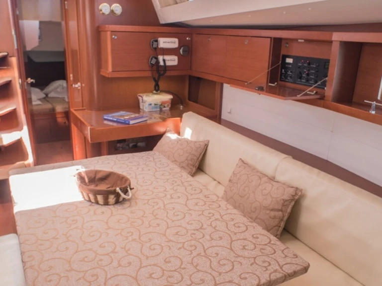 Rent a Bénéteau Oceanis 48 /5cab Ávdira