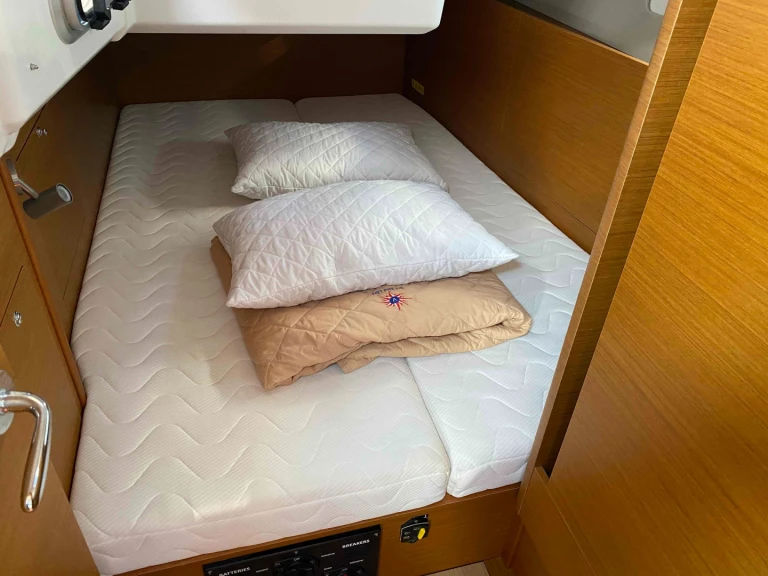 Boat rental Jeanneau Sun Odyssey 410 /3cab in Lefkáda on Samboat