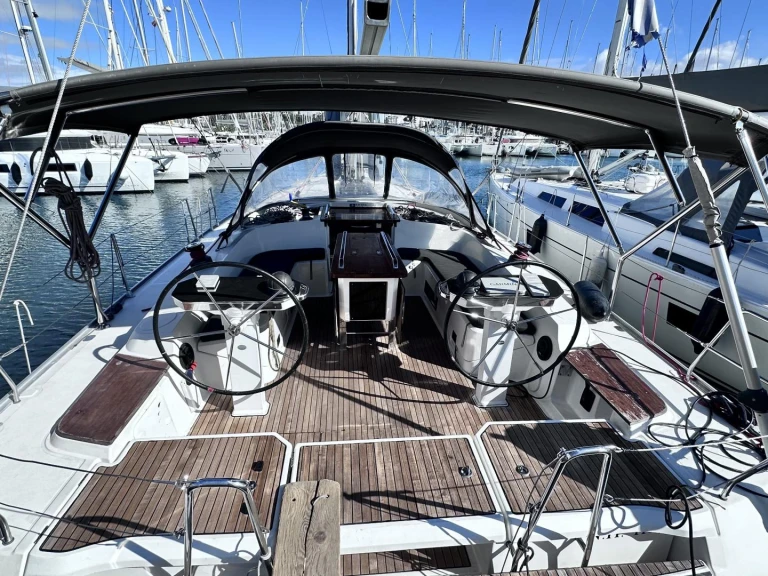 Bavaria Bavaria Cruiser 56 /6cab in Alimos on SamBoat