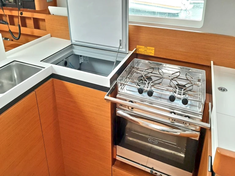 Yacht charter Bormes-les-Mimosas cheap Sun Odyssey 410 /3cab