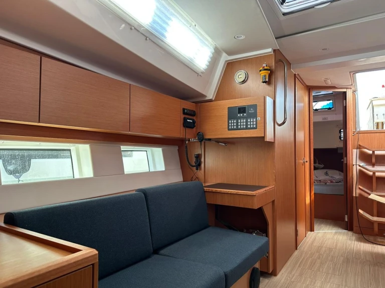 Bavaria Bavaria C45 Holiday /5cab in Alimos on SamBoat