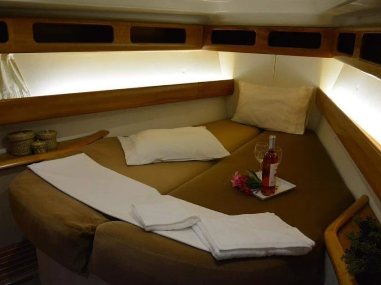 Rent a Bavaria Bavaria 46 Cruiser /4cab Ávdira