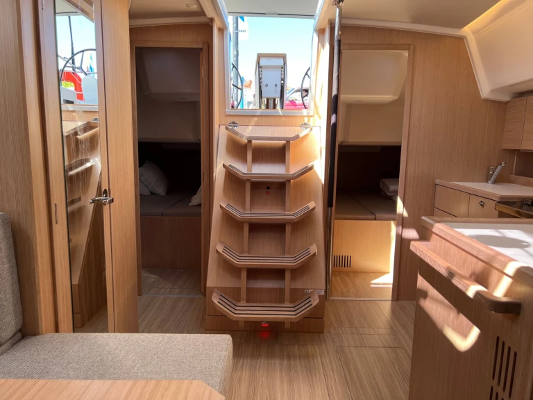 Boat rental Bavaria Bavaria C42 /3cab in Gouvia on Samboat