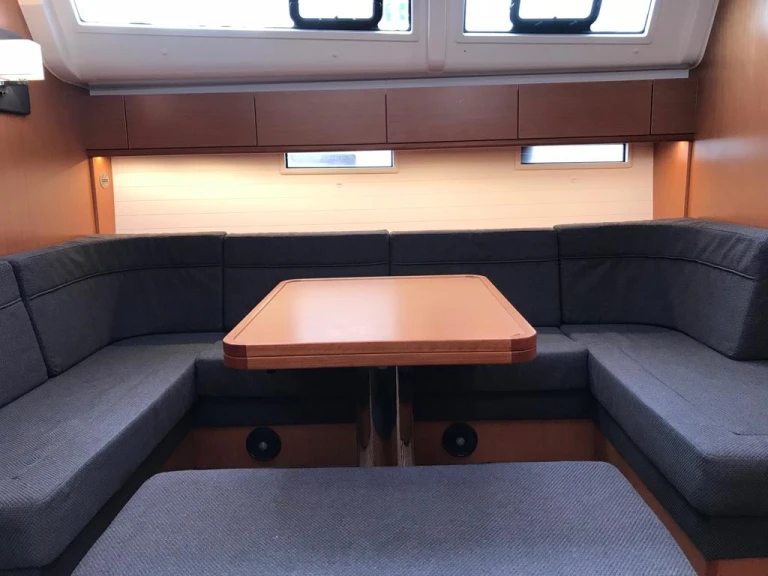 Boat rental Bavaria Bavaria Cruiser 51 /5cab in Alimos on Samboat