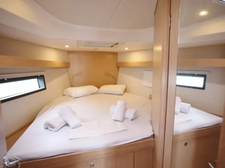 Sailboat for rent Lefkáda at the best price