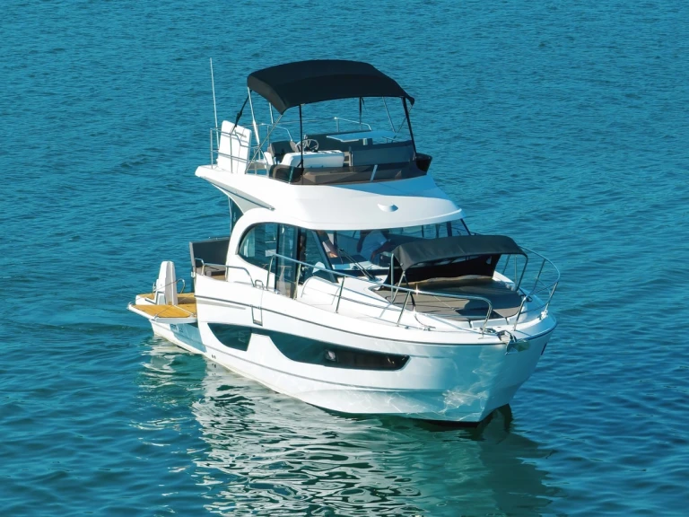 Bareboat Rental Motorboat Bénéteau with a boat licence