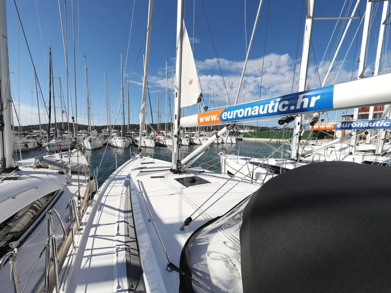 Rent a Bavaria Bavaria C42 Biograd na Moru