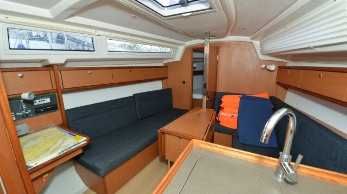 Sailboat rental in Biograd na Moru - Bavaria Cruiser 33