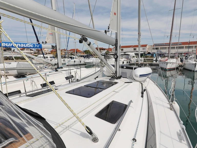 Sailboat rental in Biograd na Moru - Bavaria Cruiser 37