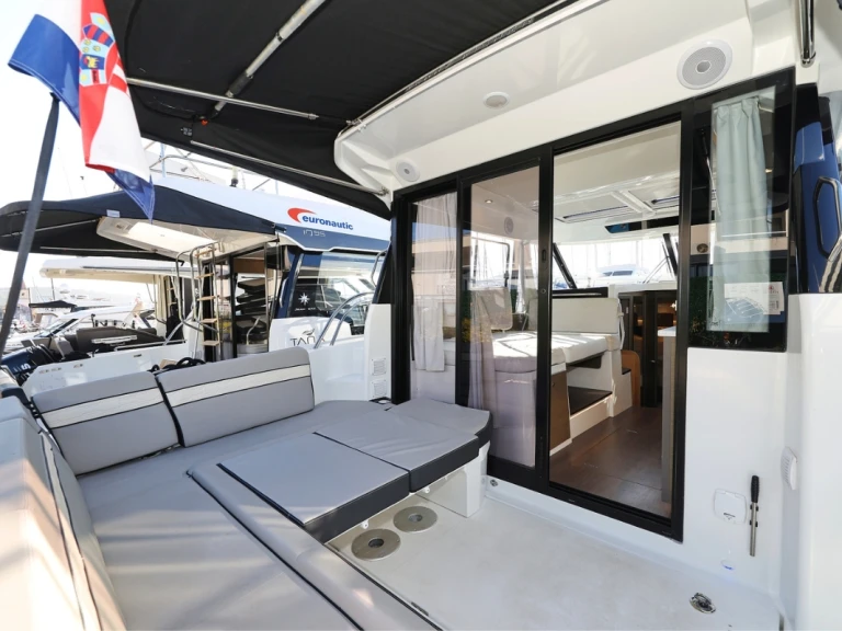 Motorboat rental in Biograd na Moru - Jeanneau Merry Fisher 1095