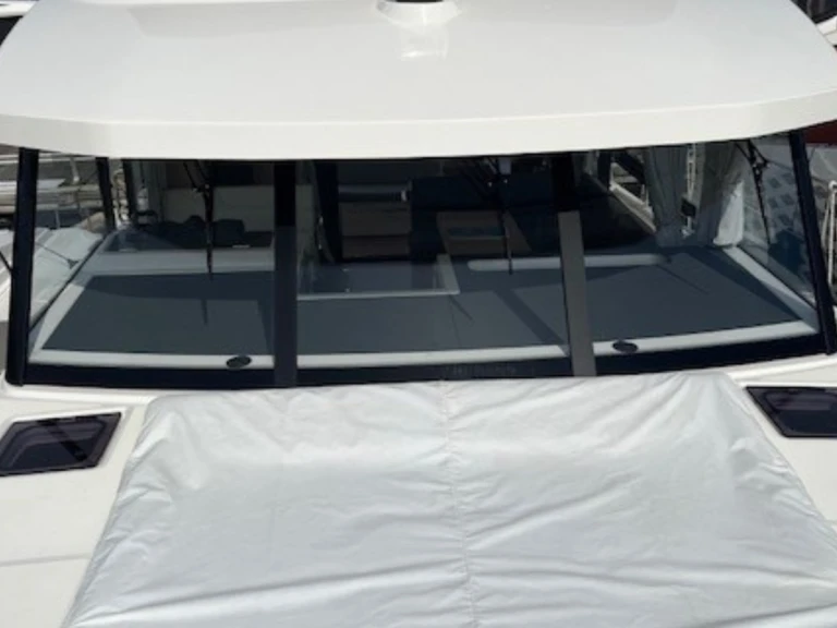 Bareboat Rental Luxury Yacht Bénéteau with a boat licence