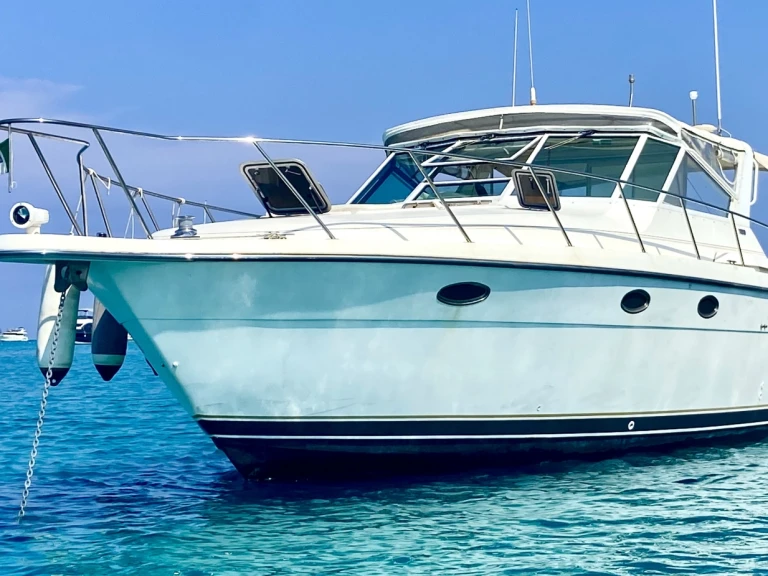 Bareboat Rental Motorboat Tiara with a boat licence