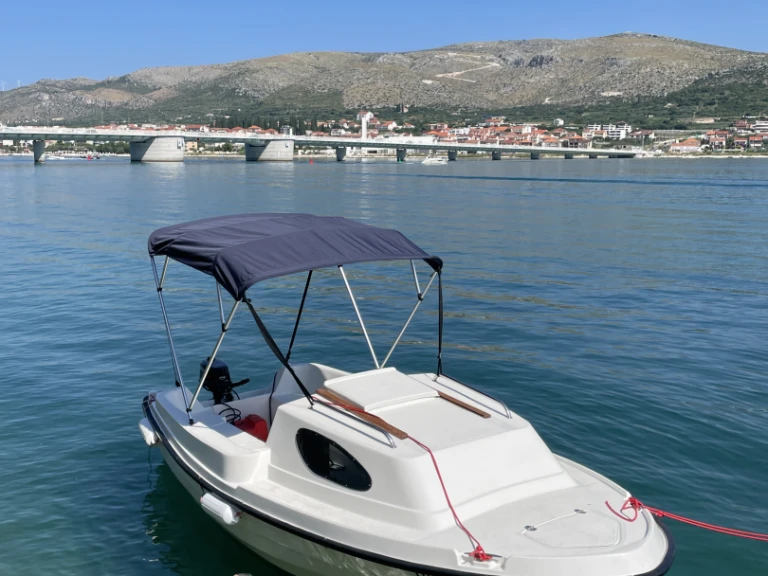Bareboat Rental Motorboat Adria with a boat licence