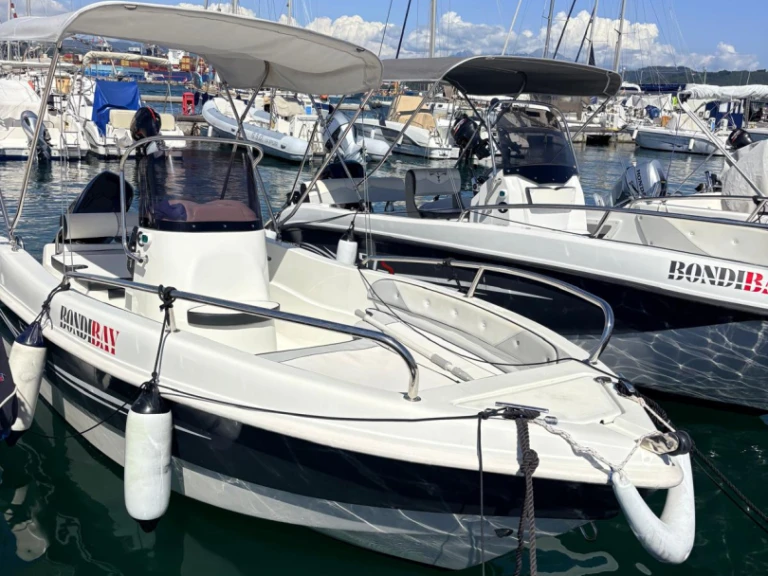 Bareboat Rental Motorboat Trimarchi with a boat licence