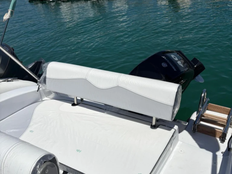 Bareboat Rental Motorboat Trimarchi with a boat licence
