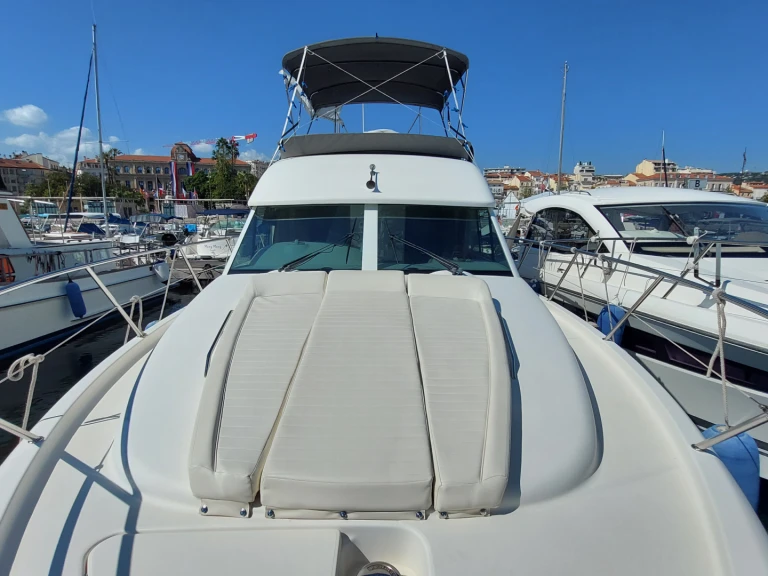 Jeanneau Prestige 36 Fly in Vieux Port de Cannes on SamBoat