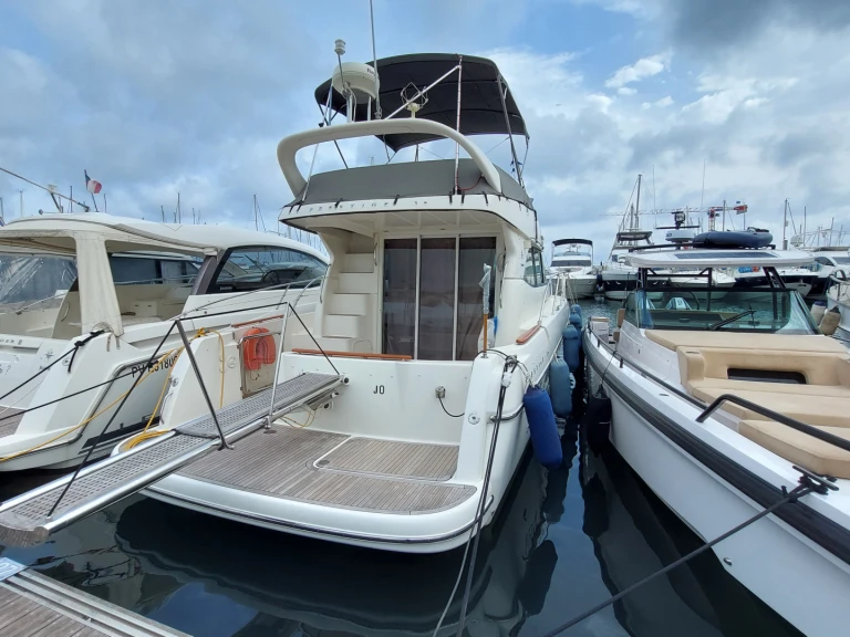Jeanneau Prestige 36 Fly in Vieux Port de Cannes on SamBoat