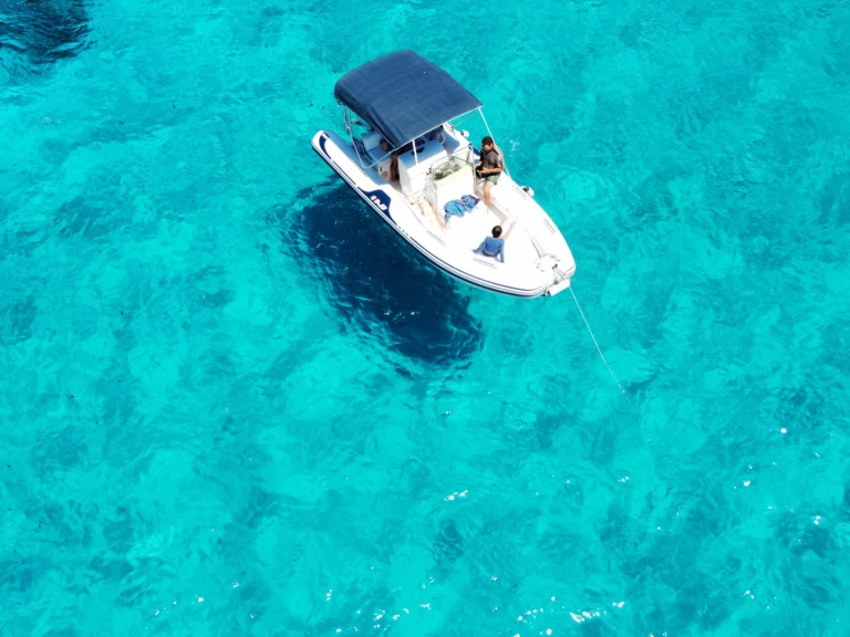 Bareboat Rental Motorboat Quicksilver with a boat licence