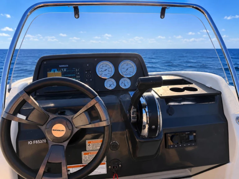 Bareboat Rental Motorboat Quicksilver with a boat licence