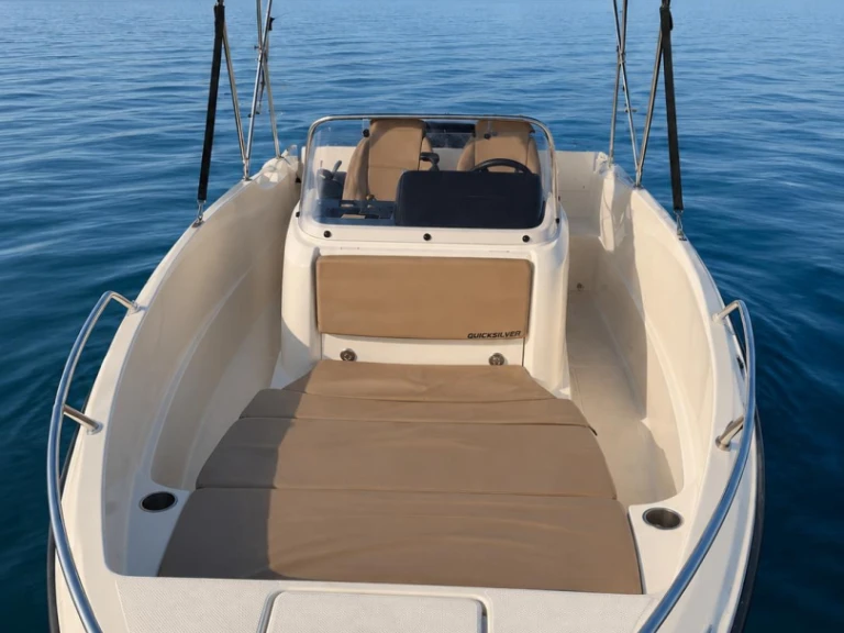 Motorboat for rent Saint-Laurent-du-Var at the best price