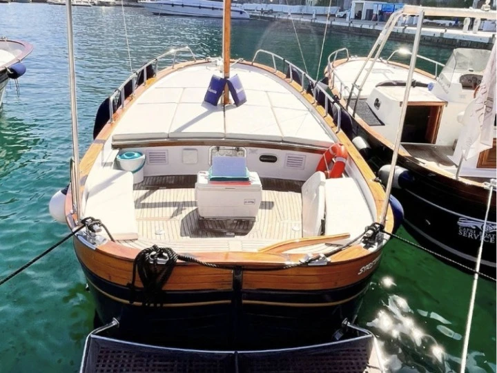 Fratelli Aprea Sorrento 7,50 open cruise charter bareboat or captained in  Capri