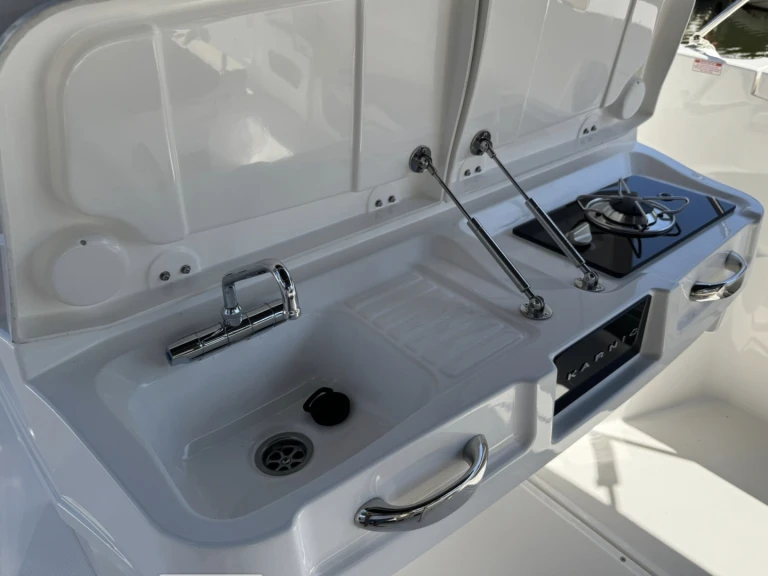 Bareboat Rental Motorboat Karnic with a boat licence