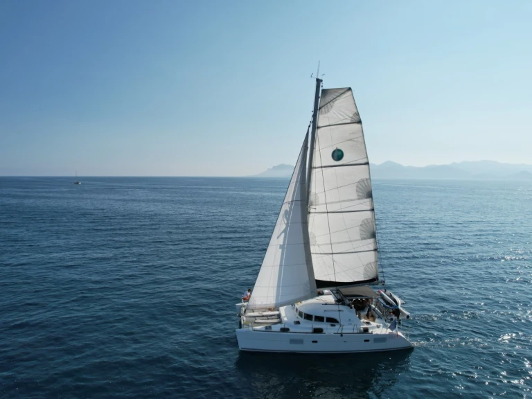 Boat rental Lagoon Lagoon 380 in Cannes on Samboat