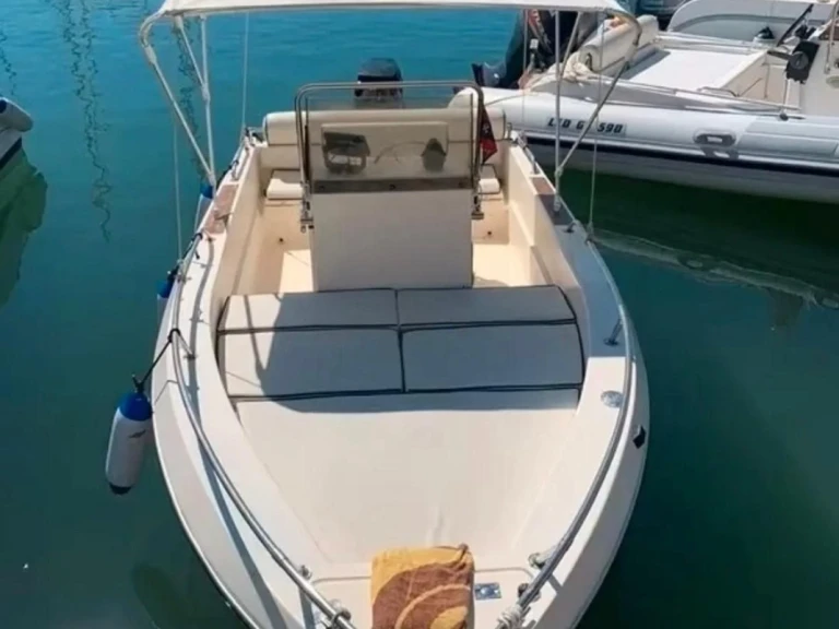 Bareboat Rental Motorboat Capelli with a boat licence