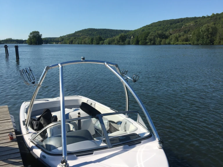 Motorboat for rent Vernon at the best price