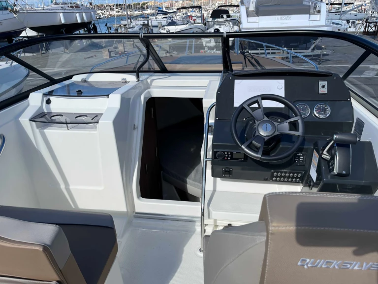 Boat rental Quicksilver Activ 805 Cruiser in La Rochelle on Samboat