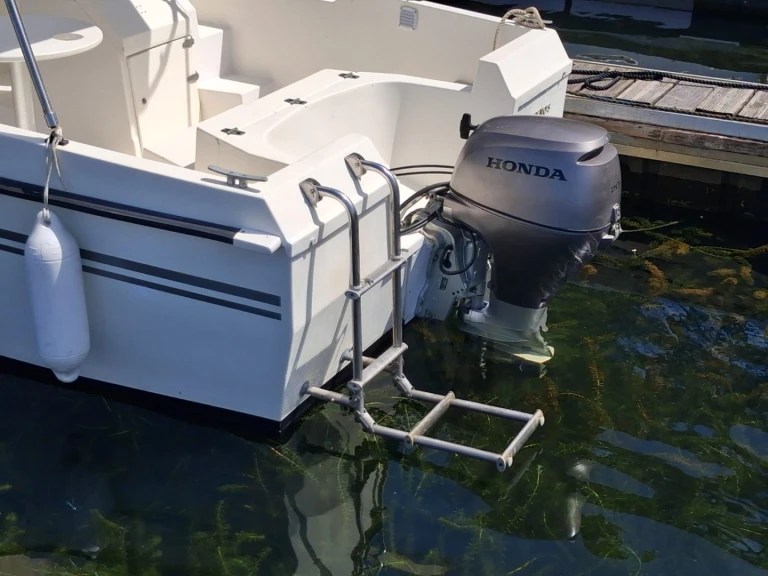 Motorboat for rent Sanguinet at the best price