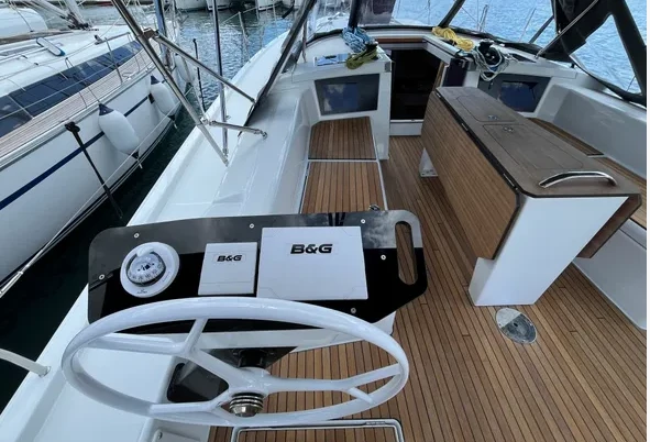 Sailboat for rent Pálairos at the best price