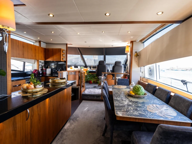 Boat rental Sunseeker Manhattan 73 in St. Julian's on Samboat