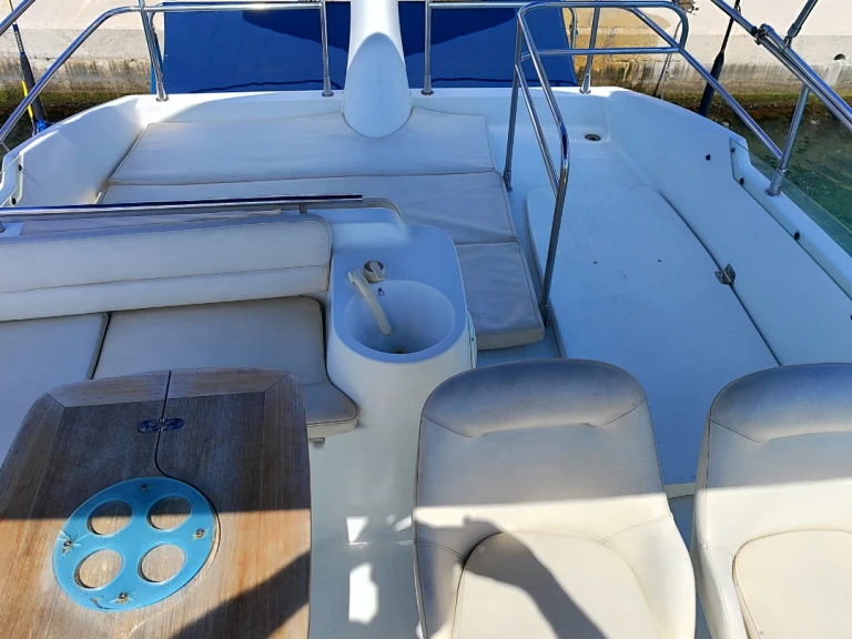Bareboat Rental Motorboat Bénéteau with a boat licence