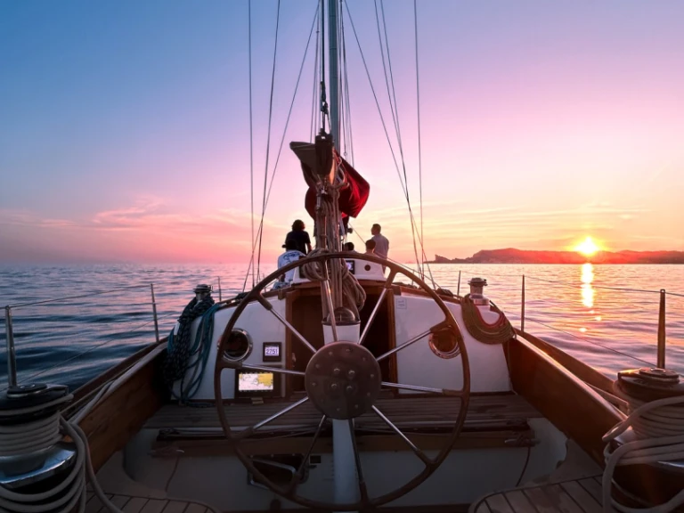 Bateau d'architecte Carter Course au large charter bareboat or captained in  Saint-Cyr-sur-Mer
