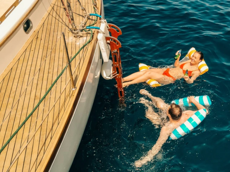 Sailboat for rent Saint-Cyr-sur-Mer at the best price