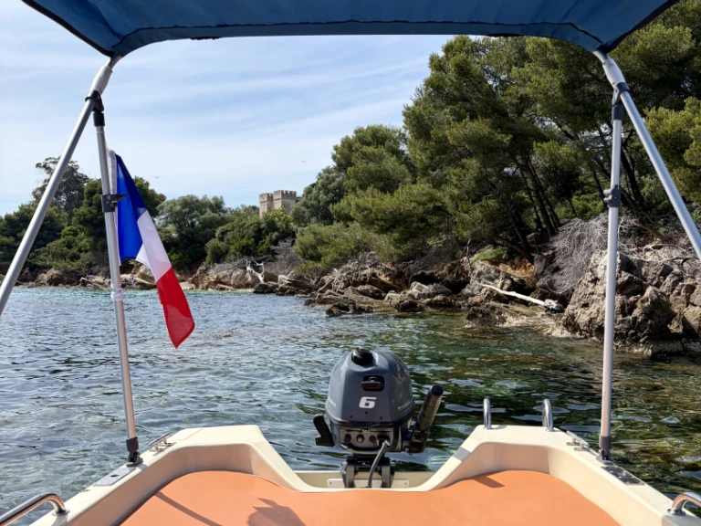 Boat rental Janusz Bartosinsko BA-420 in Mandelieu-la-Napoule on Samboat