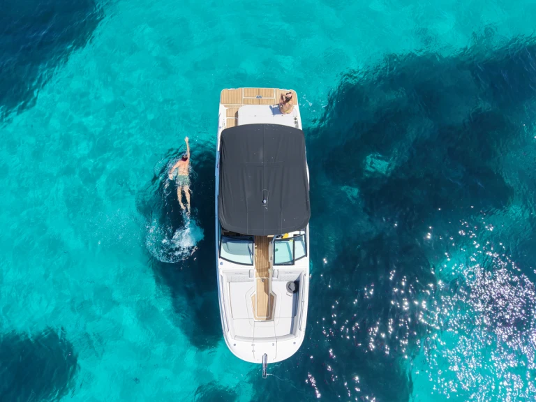 Bareboat Rental Motorboat Sea Ray with a boat licence
