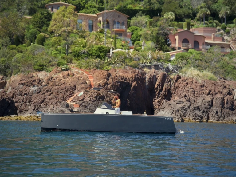 Bareboat Rental Motorboat Smartboat with a boat licence
