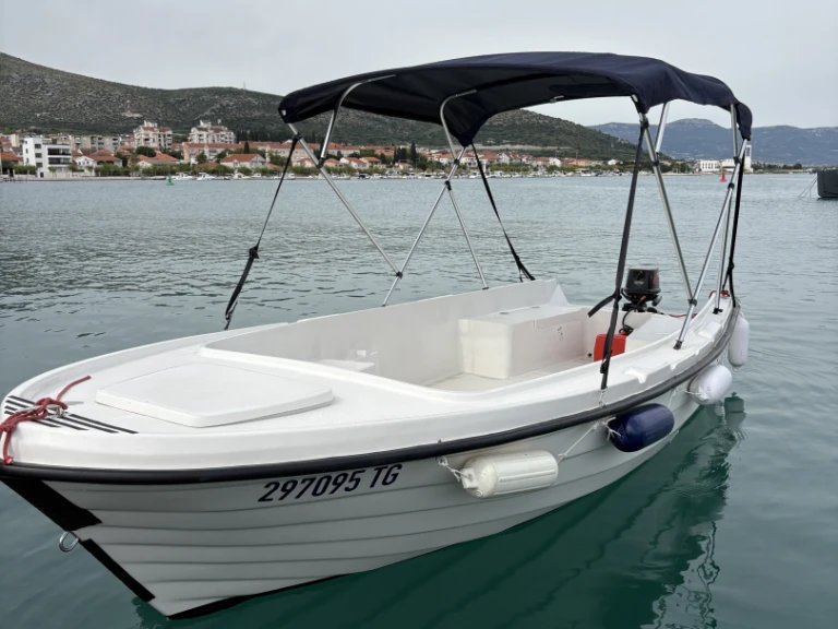 Bareboat Rental Motorboat Adria with a boat licence