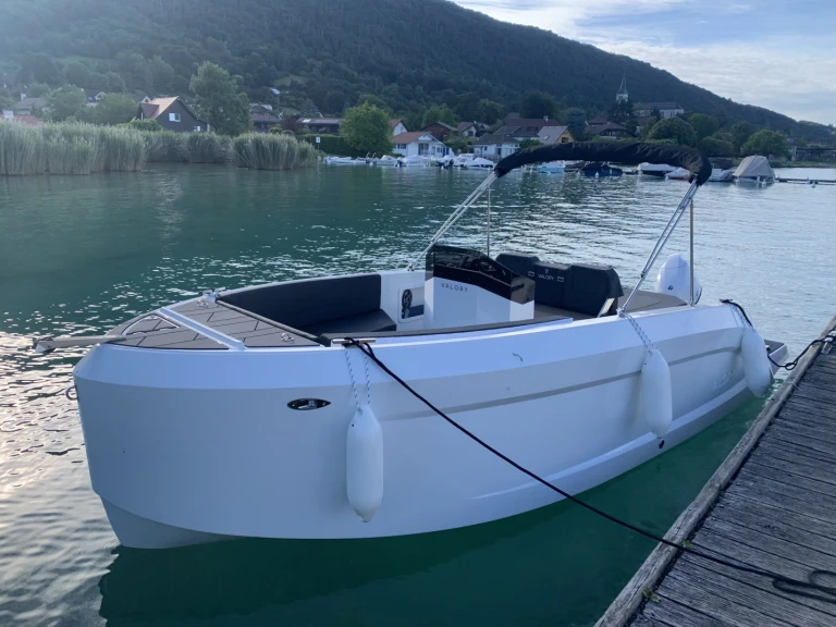 Yacht charter Annecy cheap V620