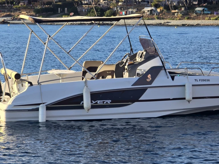 Bareboat Rental Motorboat Bénéteau with a boat licence