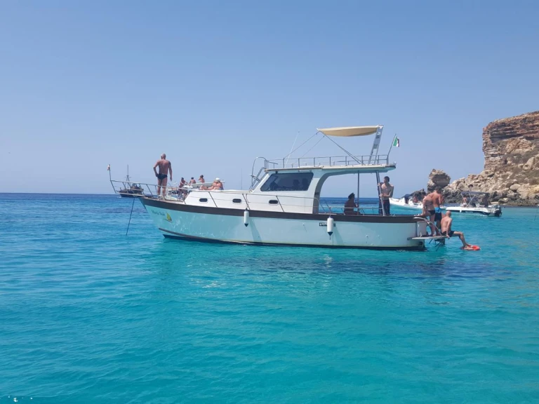 Motorboat for rent Lampedusa at the best price