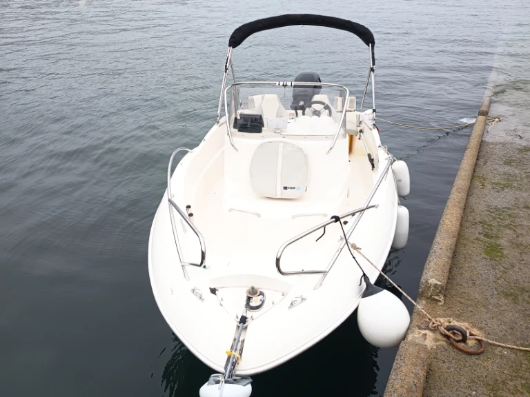 Bareboat Rental Motorboat Quicksilver with a boat licence