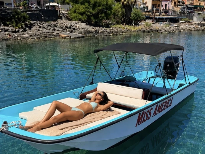 Boston Whaler Boston Whaler 17 charter bareboat or captained in  Aci Trezza