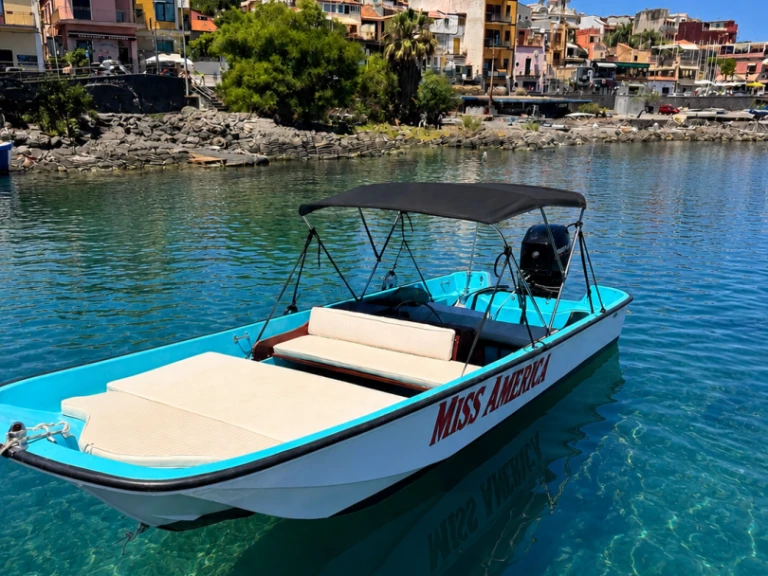 Boston Whaler Boston Whaler 17 in Aci Trezza on SamBoat