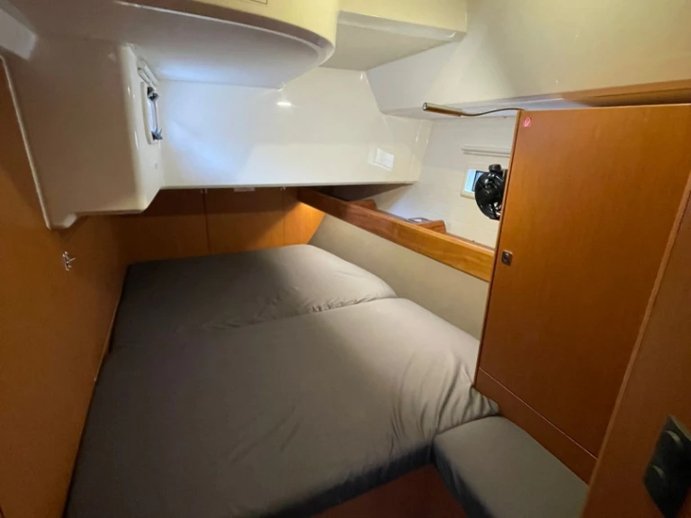 Sailboat for rent Alimos at the best price