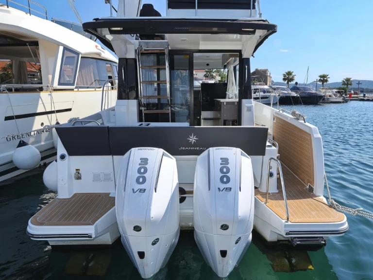 Motorboat rental in Biograd na Moru - Jeanneau Merry Fisher 1095 Fly Serie2
